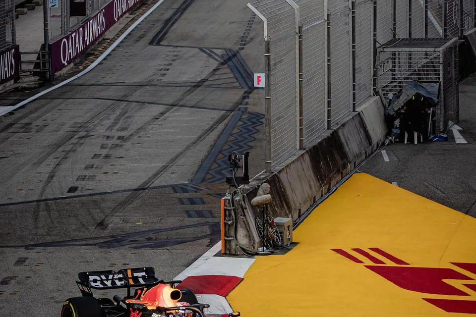 PANTAS DAN TANGKAS: Pelumba Red Bull, Max Verstappen mengemudi kereta kemas keluar dari selekoh di litar Marina Bay.