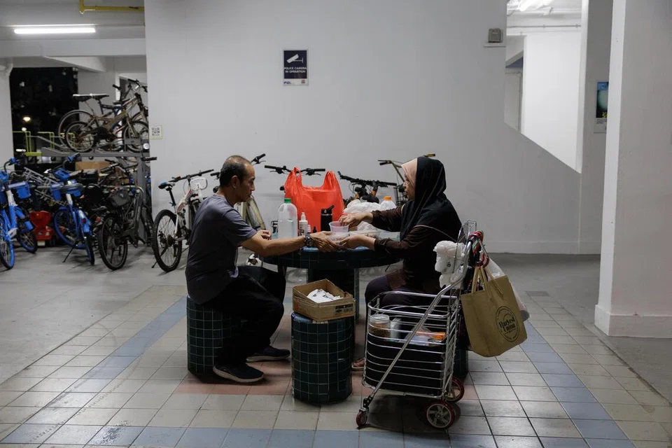Selama 16 tahun, Encik Nordali Amin (kiri) dan isterinya, Cik Fudziah Dzulkifli (kanan), menyusuri tiga hingga lima blok di kawasan perumahan mereka setiap malam untuk memberi makan kepada sekitar 60 kucing masyarakat.