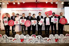BANTU PENIAGA: Dalam pelancaran kempen '99%SME' yang dihadiri Menteri Perdagangan dan Perusahaan Chan Chun Sing (empat dari kanan), DBS dan Singtel akan meningkatkan gerbang '99%SME' untuk syarikat kecil dan sederhana memanfaatkan platform e-dagang. - Foto DBS