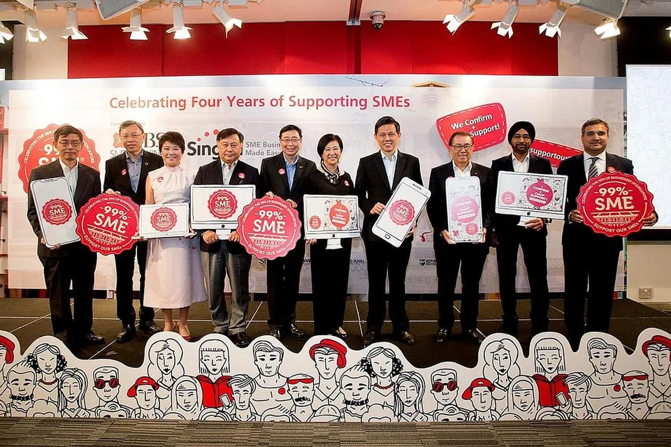 BANTU PENIAGA: Dalam pelancaran kempen '99%SME' yang dihadiri Menteri Perdagangan dan Perusahaan Chan Chun Sing (empat dari kanan), DBS dan Singtel akan meningkatkan gerbang '99%SME' untuk syarikat kecil dan sederhana memanfaatkan platform e-dagang. - Foto DBS