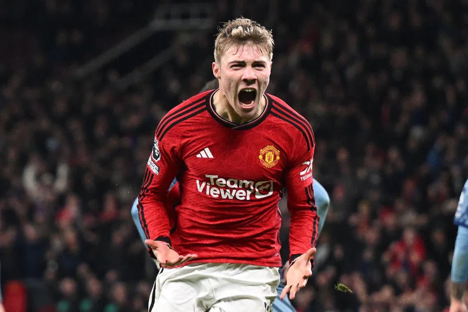 TITIK KEBANGKITAN: Penyerang Manchester United, Rasmus Hojlund, meraikan gol liga perdana pertama beliau, yang membantu United atasi Aston Villa 3-2. Ramai yang rasakan gol itu merupakan titik kebangkitan Hojlund untuk mula menjaringkan lebih banyak gol untuk United.