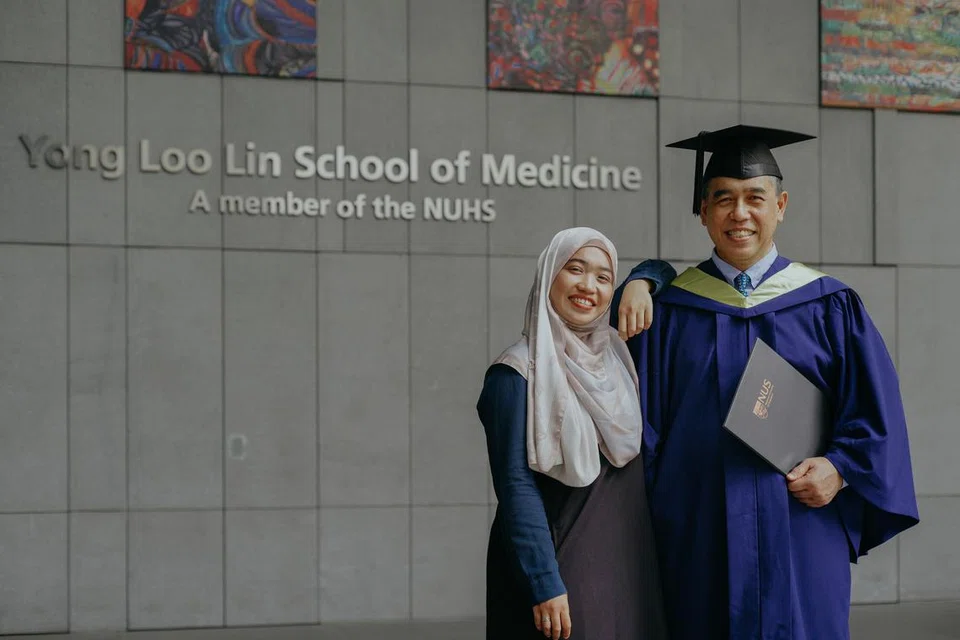 Encik Khaider Khalid (kanan) bersama anak sulungnya, Cik Khairunisa Khaider (kiri), yang juga seorang alumni (2014) dari Fakulti Sastera dan Sains Kemasyarakatan (FASS) di Universiti Nasional Singapura (NUS).