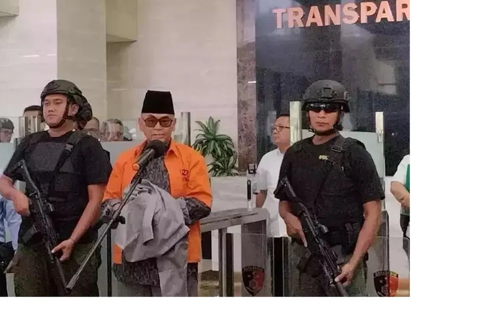 SUSPEK PENODA AGAMA: Panji Gumilang (tengah), diiringi pegawai bersenjata di Jakarta pada 30 Oktober 2023, sebelum penahanannya dipindahkan ke Indramayu, Jawa Barat. Dia turut didakwa melakukan pengubahan wang haram.