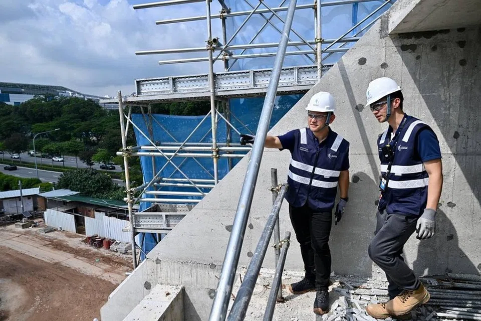 Menteri Negara Kanan (Pertahanan merangkap Tenaga Manusia), Encik Zaqy Mohamad (kiri), melawat tapak binaan Seah Construction di Ang Mo Kio Avenue 5 pada 7 November.