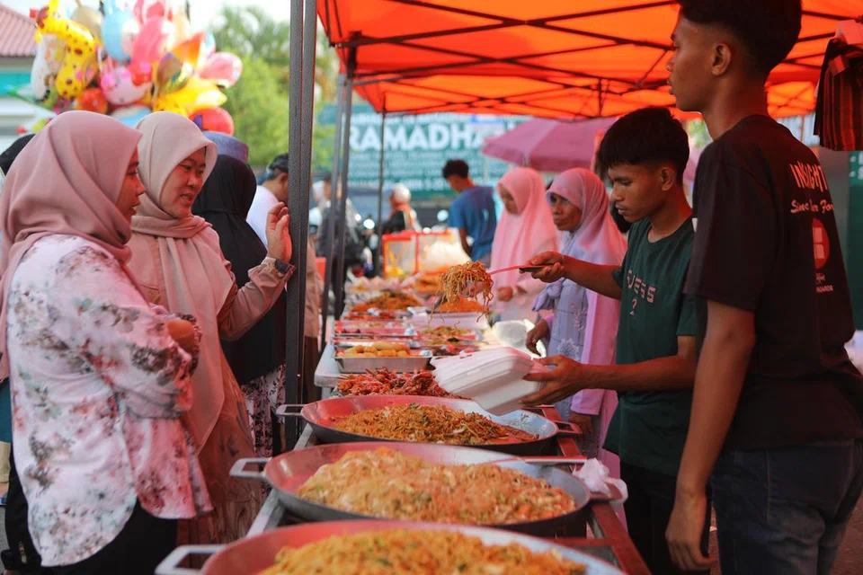 Para peniaga juadah berbuka puasa di Banda Aceh sibuk melayan pelanggan yang membanjiri Pasar Ramadan yang dibuka seawal 3 petang. Antara makanan kegemaran pengunjung termasuk mi Aceh, kolak pisang, es timun serut, nasi gurih serta aneka kuih tradisional. 