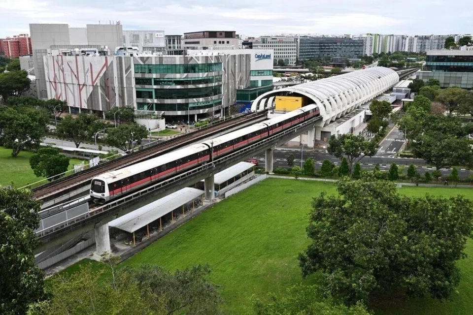 Stesen MRT dan perhentian bas yang terjejas dijangka sesak dan masa perjalanan mungkin bertambah sehingga 30 minit.