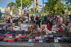 Orang ramai membeli barangan keperluan rumah di sebuah gerai di Surabaya pada 13 Julai 2025 sedang pegawai kanan Indonesia memaklumkan bahawa negara tersebut masih merundingkan butiran terperinci perjanjian perdagangan terbaru dengan Amerika Syarikat.