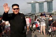 LAMBAIAN PELAWAK: Encik Howard X yang menyamar sebagai pemimpin Korea Utara, Encik Kim Jong-un, melawat Singapura pada 27 Mei lalu. - Foto REUTERS