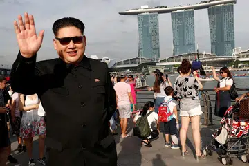 LAMBAIAN PELAWAK: Encik Howard X yang menyamar sebagai pemimpin Korea Utara, Encik Kim Jong-un, melawat Singapura pada 27 Mei lalu. - Foto REUTERS