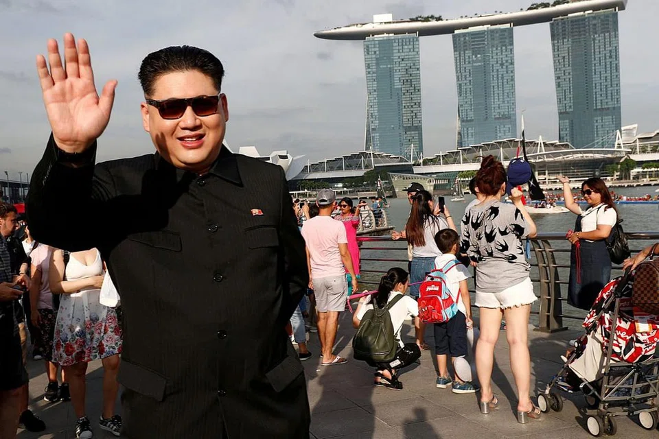 LAMBAIAN PELAWAK: Encik Howard X yang menyamar sebagai pemimpin Korea Utara, Encik Kim Jong-un, melawat Singapura pada 27 Mei lalu. - Foto REUTERS