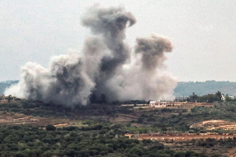 MUNGKIN LANGGAR UNDANG-UNDANG PERANG: Asap tebal berhamburan di ruang udara selepas pengeboman Israel di kampung Tayr Harfa, selatan Lebanon, dekat sempadan Israel pada 9 Disember.