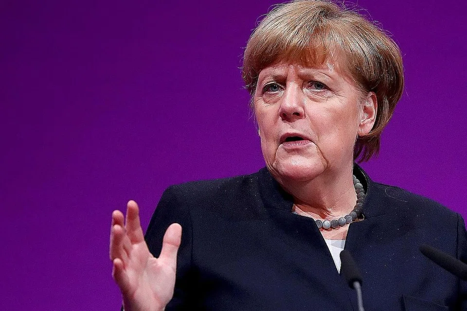 BUAT SILAP?: Encik Trump berkata Dr Angela Merkel (atas) membuat kesilapan besar dengan menerima ramai pelarian. - Foto REUTERS