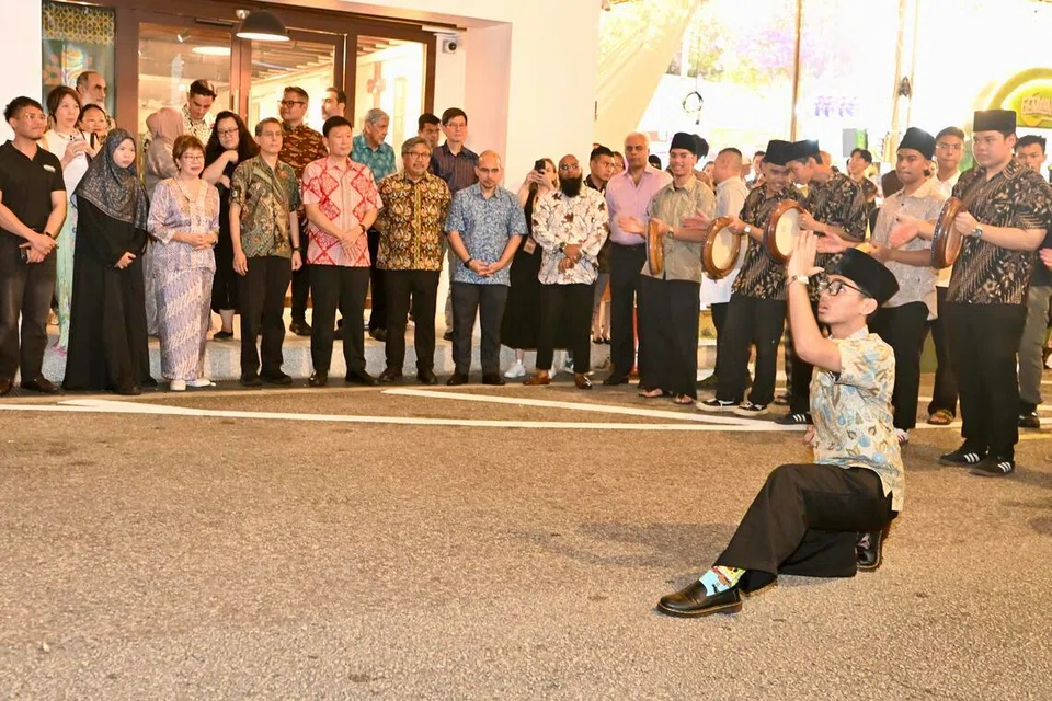 Seorang lagi pesilat mempamerkan aksi silat penuh bertenaga semasa majlis pelancaran bazar Kampong Gelam 2026.