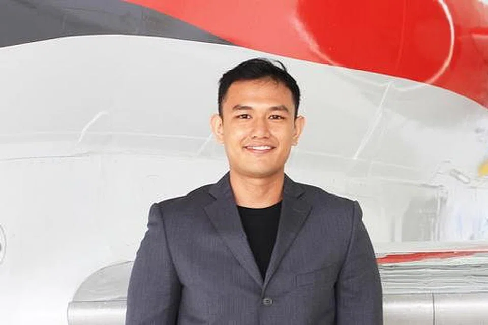 AMANAH BESAR: Lulusan kohort perintis Diploma Pengurusan dan Perkhidmatan Penerbangan daripada Politeknik Temasek, Encik Mohammad Faizal Mahadi, kini wakil penerbangan di Royal Brunei Airlines yang menangani pelbagai isu daripada pengendalian bagasi penumpang hinggalah menangani penumpang yang dilanda penyakit kronik. - Foto HAZAMI HAMIDON