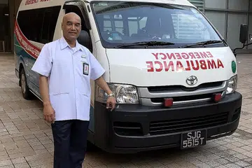 TERUS BERKHIDMAT: Encik Yusoff tidak setakat memandu ambulans, malah membantu memindahkan pesakit ke dalam ambulans. - Foto PARKWAY PANTAI