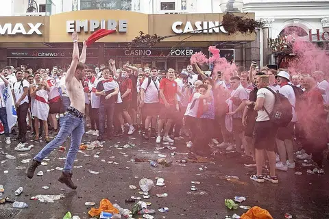PUNCA HUKUMAN: Penyokong England melempar sebatang pokok ketika mereka berkumpul di Leicester Square berhampiran Trafalgar Square sebelum perlawanan akhir Euro 2020 di Stadium Wembley pada 11 Julai. - Foto EPA-EFE