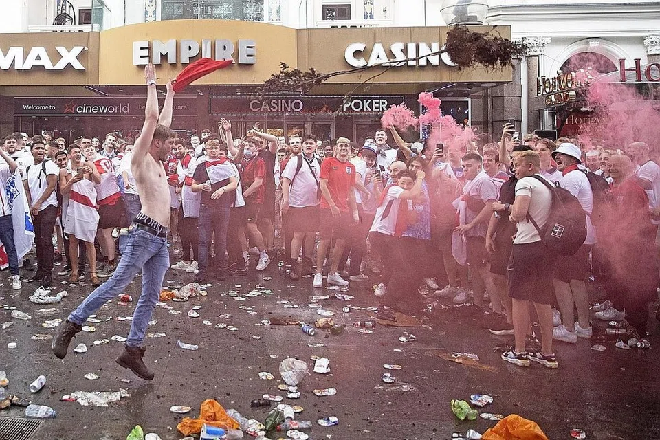 PUNCA HUKUMAN: Penyokong England melempar sebatang pokok ketika mereka berkumpul di Leicester Square berhampiran Trafalgar Square sebelum perlawanan akhir Euro 2020 di Stadium Wembley pada 11 Julai. - Foto EPA-EFE