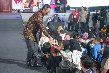 GAJI MINIMUM: Pemangku Gabenor Jakarta, Encik Heru Budi Hartono (kiri), mengumumkan gaji minimum Jakarta untuk 2024 sebanyak 5 juta rupiah ($430) sebulan semasa berucap di Dewan Bandaraya Jakarta pada Selasa.