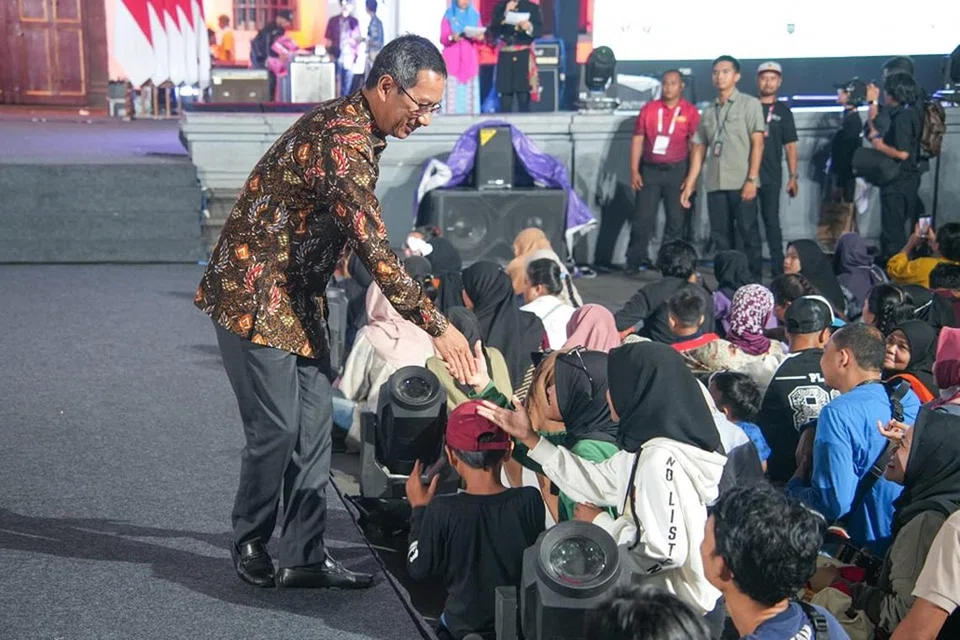 GAJI MINIMUM: Pemangku Gabenor Jakarta, Encik Heru Budi Hartono (kiri), mengumumkan gaji minimum Jakarta untuk 2024 sebanyak 5 juta rupiah ($430) sebulan semasa berucap di Dewan Bandaraya Jakarta pada Selasa.