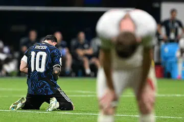 Bintang Argentina, Lionel Messi (kiri), meraikan kejayaan dramatik menewaskan England 2-1 pada separuh akhir Piala Dunia 2026 di Stadium Atlanta pada 16 Julai, sekali gus membawa juara bertahan itu kembali ke pentas final. Pemain England hanya mampu menanggung rasa kecewa.
