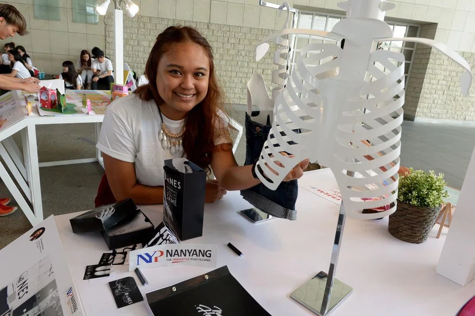 KITA SERUPA: Cik Nur Haziqah Roslan mengilhamkan jenama Bones bagi produk fesyen pakaian agar menyedarkan umum supaya usah mudah menilai keadaan fizikal seseorang.