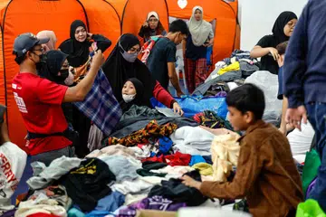 Sebilangan mangsa kebakaran saluran paip gas di Selangor pada 1 April, memilih pakaian terpakai yang disumbangkan individu perseorangan, badan bukan kerajaan (NGO) dan agensi kerajaan di Pusat Pemindahan Sementara di Masjid Putra Heights.