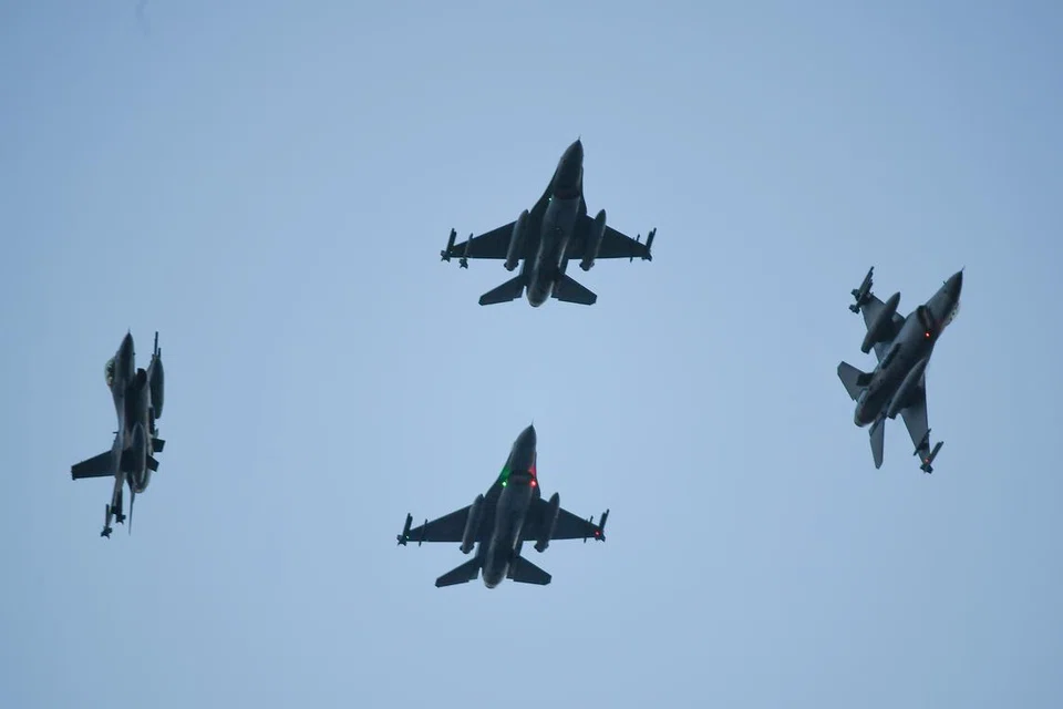 Sempena meraikan ulang tahun kemerdekaan Singapura ke-60 (SG60), empat jet pejuang F-16 akan merentasi udara Padang dan melaksanakan manuver ‘diamond cross turn’ semasa Perbarisan Hari Kebangsaan (NDP) 2025. Ia melibatkan jet pejuang F-16 di sayap kiri dan kanan masing-masing berpecah ke kiri dan kanan, diikuti oleh dua jet terakhir yang turut berpecah ke arah sedemikian.