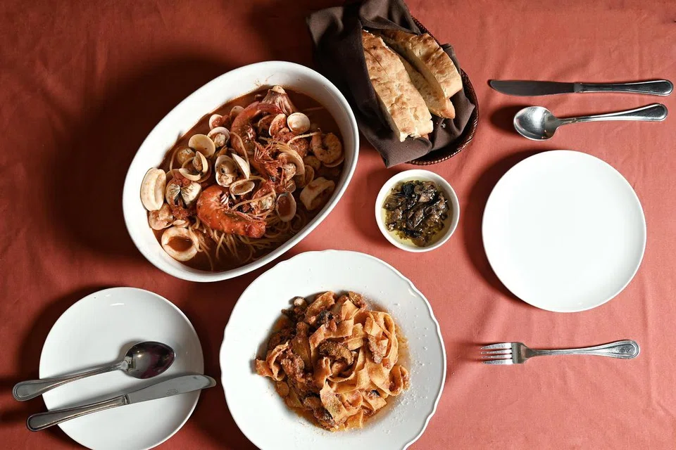 HIDANGAN NYAMAN: (Dari kiri) Spaghetti Di Pesce, spageti dengan kerang, udang dan sotong, roti focaccia dengan terung bakar dalam minyak zaitun dan Spaghetti Arrabbiata Di Olive Nere, spageti dengan pasta zaitun hitam, bawang putih, cili, minyak zaitun dan cendawan. 