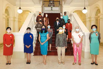 PERKASA WANITA: Presiden Halimah Yacob (barisan depan, tiga dari kanan) bersama mereka yang dilantik ke dalam Dewan Kemasyhuran Wanita Singapura 2022. - Foto SCWO
