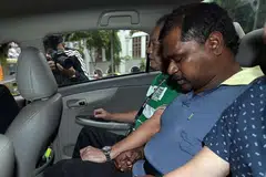 Thennarasu Karupiah (tengah) dituduh membunuih dengan niat Encik Arokiasamy Paul Rajoo di Taj Mahal Bollywood Music Lounge. Dia menghadapi hukuman mati mandatori jika sabit kesalahan. 