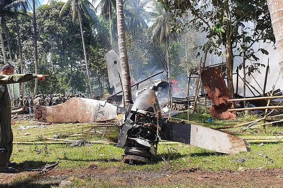 KUMPULAN SERPIHAN BANGKAI PESAWAT: Gambar yang dirakamkan pada 4 Julai lalu menunjukkan anggota tentera Filipina melakukan kerja-kerja mencari dan menyelamat dengan kipas pesawat yang terbakar jelas kelihatan di tapak nahas berdekatan bandar Jolo, wilayah Sulu berhampiran selatan pulau Mindanao. - Foto AFP