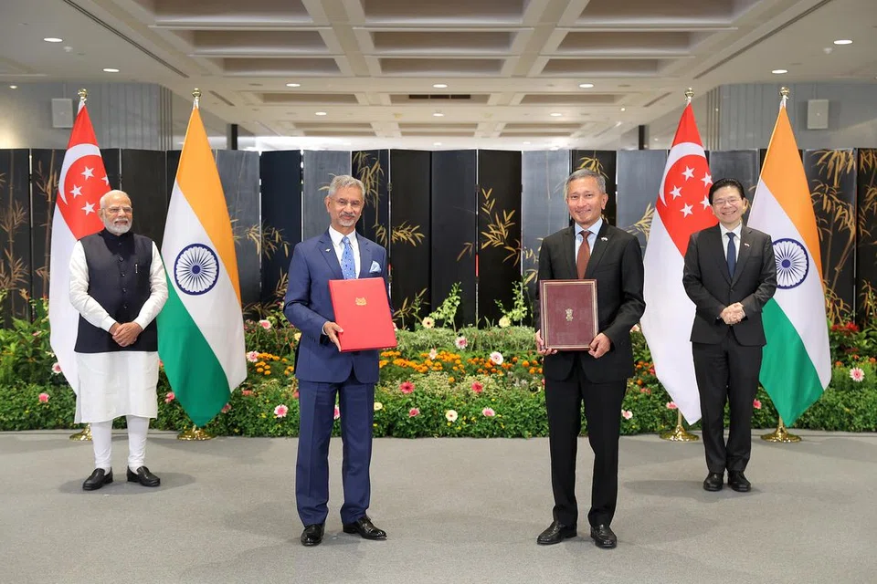 Menteri Ehwal Luar Singapura, Dr Vivian Balakrishnan (dua dari kanan) bertukar empat memorandum persefahaman (MOU) bersama Menteri Ehwal Luar India, Encik S. Jaishankar (kiri), sambil disaksikan Perdana Menteri Singapura, Encik Lawrence Wong (kanan) dan Perdana Menteri India, Encik Narendra Modi (kiri).
