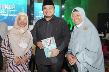 PERTAMA DI DUNIA: Menteri Agama, Encik Yaqut Cholil Qoumas (tengah) memegang Mushaf Al-Qur’an Bahasa Isyarat yang bakal diterbitkan.