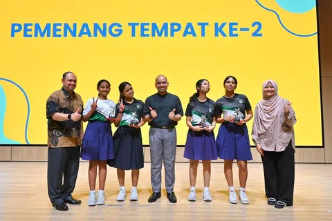 Naib Juara dari Sekolah Perempuan Raffles (RGS) bergambar bersama Timbalan Pengarah, Cawangan Bahasa Ibunda, Kementerian Pendidikan (MOE), Encik Zafilin Abdul Hamid (kiri); Setiausaha Parlimen Kanan (Pendidikan merangkap Pembangunan Negara), Dr Syed Harun Alhabsyi (empat dari kiri); dan Editor Audiens dan Perkembangan Berita Harian, Cik Norhaiza Hashim (kanan). Pasukan RGS terdiri daripada Zara Rehana Mohamed Fazlin (dua dari kiri),  Dhia Batrisyia Shamsul Shah (tiga dari kiri), Batrisya Razak Abdul Razak (tiga dari kanan), dan Alysha Mohamed Hyder Bounaparte.