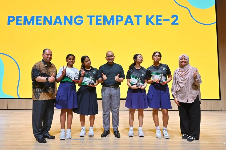 Naib Juara dari Sekolah Perempuan Raffles (RGS) bergambar bersama Timbalan Pengarah, Cawangan Bahasa Ibunda, Kementerian Pendidikan (MOE), Encik Zafilin Abdul Hamid (kiri); Setiausaha Parlimen Kanan (Pendidikan merangkap Pembangunan Negara), Dr Syed Harun Alhabsyi (empat dari kiri); dan Editor Audiens dan Perkembangan Berita Harian, Cik Norhaiza Hashim (kanan). Pasukan RGS terdiri daripada Zara Rehana Mohamed Fazlin (dua dari kiri),  Dhia Batrisyia Shamsul Shah (tiga dari kiri), Nur Batrisya Abdul Razak (tiga dari kanan), dan Alysha Mohamed Hyder Bounaparte.