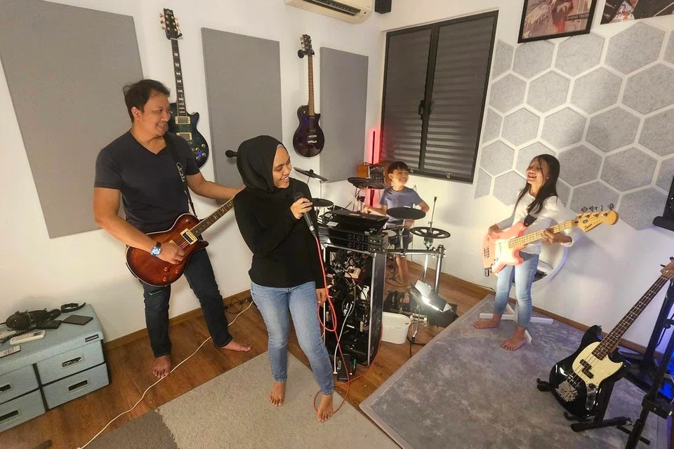 (Dari kiri) Encik Firdaus Ahmad Kamal, Cik Liyana Nadiah Anwar, Edry Ismail Firdaus, dan Rania Elena Firdaus, kerap menyertai sesi ‘jamming’ bersama sebagai ‘band’ di bawah nama, Gen Delta One.