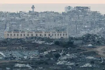 Bangunan yang musnah dan rosak akibat peperangan di Gaza, dilihat dari sebelah sempadan Israel pada 23 September 2026. Lapan negara Arab dan Islam, termasuk Indonesia dan Arab Saudi, menggesa Israel menunaikan komitmennya di bawah pelan damai Gaza, termasuk membenarkan bantuan kemanusiaan disalurkan tanpa halangan, mengundurkan tenteranya secara berperingkat dan membuka laluan kepada pemulihan serta pembinaan semula wilayah Palestin itu.
