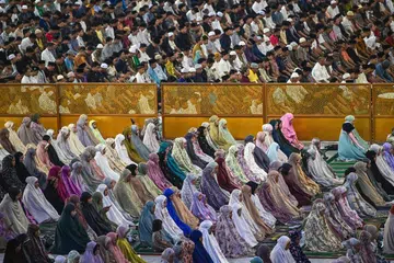 Masjid Al Akbar, Surabaya, pada 18 Februari.