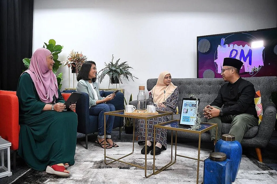 DAPATKAN RAWATAN PAKAR: (Dari kiri) Hos Cik Hanim Mohd Saleh dan Cik Irma Kamarudin bersembang bersama presiden Kelab Heal, Dr Radiah Salim, dan pengasas Institut Safinah, Ustaz Tarmizi Abdul Wahid, mengenai isu kesihatan mental di kalangan kaum lelaki. - Foto BM oleh KUA CHEE SIONG