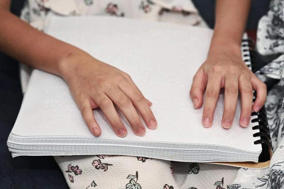 Nur Anisah Daaniys menggunakan buku Braille untuk mengulang kaji pelajarannya. Dia juga boleh mengaji menggunakan Al-Quran Braille dengan bimbingan neneknya, Cik Saliah Kator.