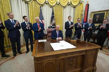 PERJANJIAN ISRAEL-UAE: Encik Trump mengumumkan perjanjian antara Israel dengan UAE yang antara lain termasuk hubungan diplomatik yang kembali normal bagi kedua-dua negara itu. - Foto EPA