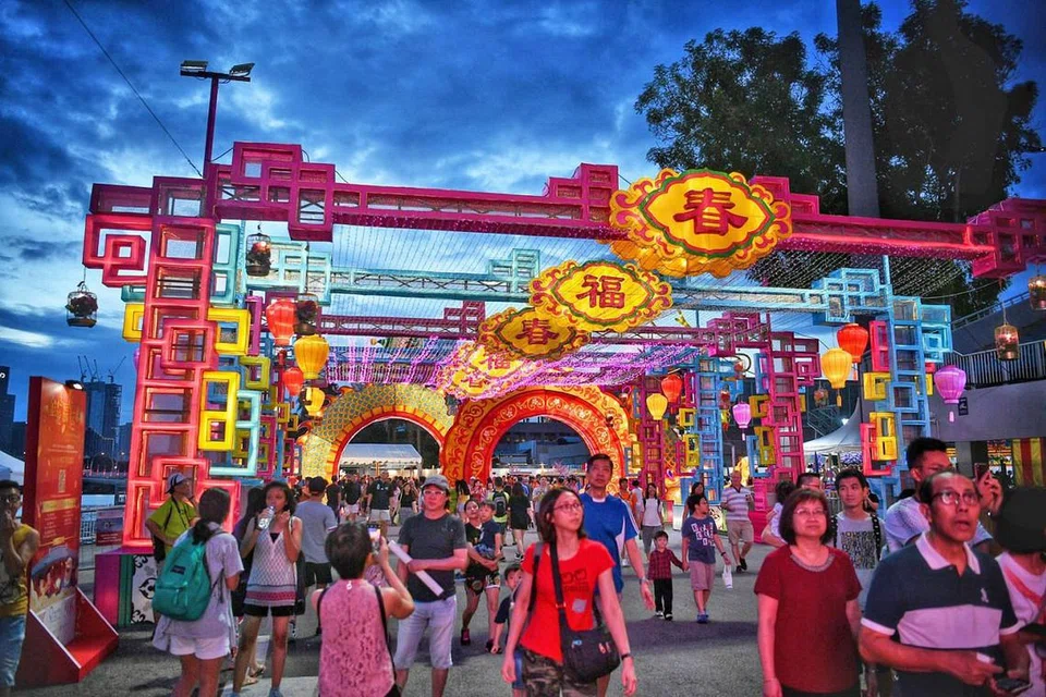 JANGAN LUPA RAKAM GAMBAR KENANGAN: Pengunjung acara River Hongbao disajikan hiasan dan lampu menarik sempena sambutan Tahun Baru Cina. - Foto BH oleh ARIFFIN JAMAR