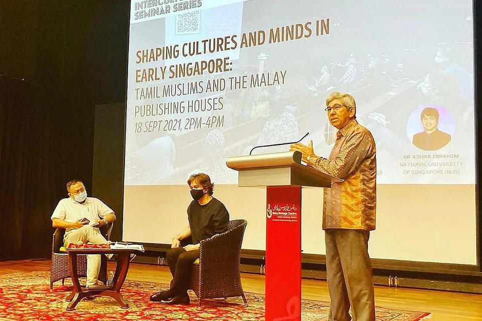 SEMINAR ANTARA BUDAYA: Moderator, Encik Imran Mohamed Taib (kiri) bersama pensyarah di Jabatan Pengajian Melayu, Universiti Nasional Singapura (NUS), Dr Azhar Ibrahim Alwee, yang disertai oleh Dr Torsten Tschacher (gambar bawah) daripada Sekolah Siswazah Berlin bagi Budaya dan Masyarakat Muslim, secara maya. Tetamu terhormat acara itu ialah mantan Menteri Bertanggungjawab bagi Ehwal Masyarakat Islam, Dr Yaacob Ibrahim (kanan).- Foto BUDHI