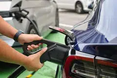 PENGALIRAN ELEKTRIK DUA ARAH: V2G membolehkan pengaliran elektrik dua arah antara bateri kenderaan elektrik dengan grid kuasa.