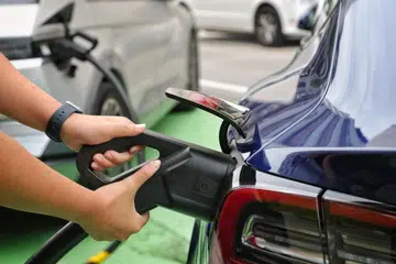 PENGALIRAN ELEKTRIK DUA ARAH: V2G membolehkan pengaliran elektrik dua arah antara bateri kenderaan elektrik dengan grid kuasa.