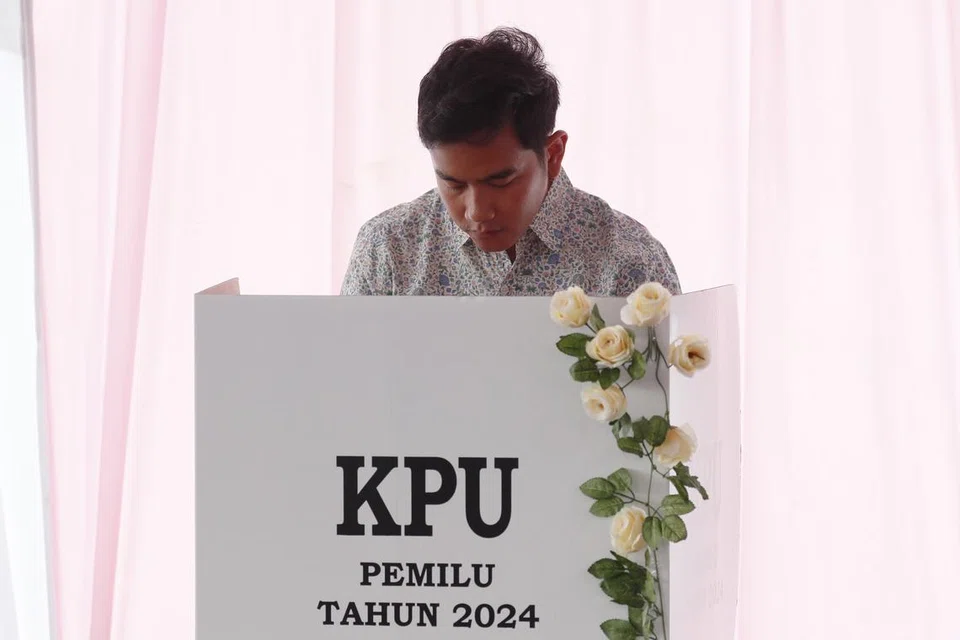 Calon naib presiden, Encik Gibran Rakabuming Raka, membuang undi di pusat pengundian semasa pilihan raya umum di bandar Surakarta, juga dikenali sebagai Solo.