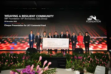 USAHA BERSAMA: Cek bernilai $6.196 juta telah disampaikan oleh Timbalan Pengerusi Yayasan Persekutuan Perniagaan Singapura (SBF), Cik Janet Ang (tiga dari kiri), kepada Menteri Pendidikan, Encik Chan Chun Sing (empat dari kanan), sambil disaksikan oleh Timbalan Perdana Menteri, Encik Lawrence Wong (lima dari kiri), pada Selasa di The Ritz-Carlton, Millenia Singapore sebagai sebahagian daripada sambutan ulang tahun ke-10 Yayasan SBF.