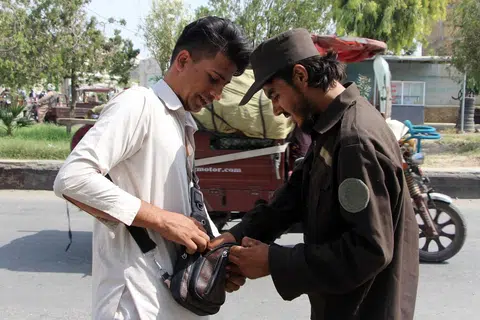 Pasukan keselamatan Taleban menjalankan pemeriksaan terhadap orang awam dan kenderaan di sebuah pusat pemeriksaan di Kandahar, Afghanistan pada 25 Disember.