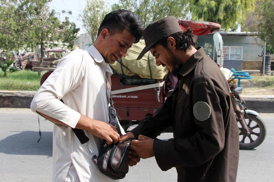 Pasukan keselamatan Taleban menjalankan pemeriksaan terhadap orang awam dan kenderaan di sebuah pusat pemeriksaan di Kandahar, Afghanistan pada 25 Disember.