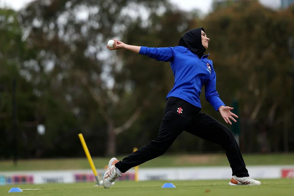 Salah seorang pemain pasukan kriket wanita Afghanistan berlatih membuat lontaran sebelum menentang pasukan Cricket Without Borders di Melbourne, Australia, pada 30 Januari. 